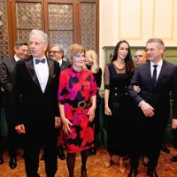 Ustanovitelj radia 94 Sandi Curk (levo) in premier Robert Golob, ki 
je bil slavnostni govornik na podelitvi priznanj v Jamskem 
dvorcu.