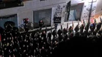 Množičen fašistični pozdrav na nedeljskem shodu v Rimu je sprožil 
val ogorčenja med Italijani. 