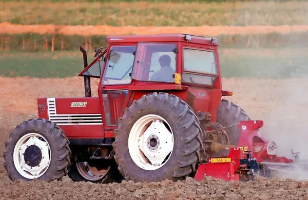 Iz Kamnega  so  neznanci poskušali  odpeljati  še  en  traktor (fotografija je  simbolična).