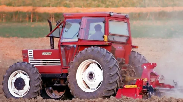 Iz Kamnega  so  neznanci poskušali  odpeljati  še  en  traktor (fotografija je  simbolična).