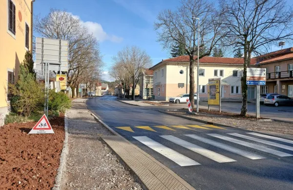 Na direkciji obljubljajo, da bodo dela na 800 metrih Kraške ceste končali do poletja, na občini pričakujejo, da bo projekt dokončan že kak mesec prej.