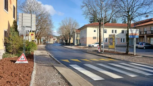 Na direkciji obljubljajo, da bodo dela na 800 metrih Kraške ceste končali do poletja, na občini pričakujejo, da bo projekt dokončan že kak mesec prej.