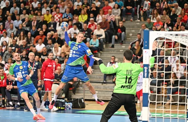 Borut Mačkovšek (levo) je v soboto petkrat premagal  hrvaškega 
vratarja,  Tilen Kodrin (z žogo) je dosegel en gol.   