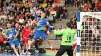 Borut Mačkovšek (levo) je v soboto petkrat premagal  hrvaškega 
vratarja,  Tilen Kodrin (z žogo) je dosegel en gol.   