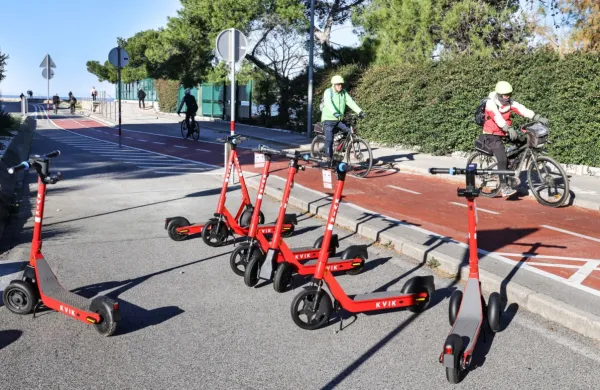 Nikjer v koprski občini si ni in si še kar nekaj časa ne bo mogoče
izposoditi koles in električnih koles. Morda bodo ostali na voljo
e-skiroji, ki so jih lani poskusno vpeljali od julija do konca
decembra.