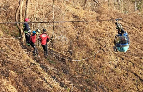 Na srečo gondola ni treščila v breg ali tla, dva strojnika so iz nje 
rešili bovški gasilci. 