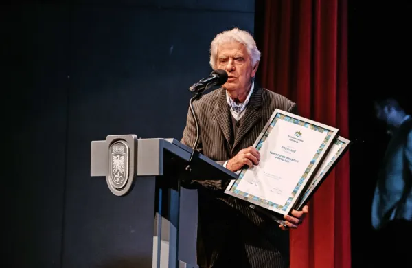 Srečko Šajn je že več kot 50 let član upravnega odbora Turističnega 
društva Postojna, prihodnje leto pa bo minilo 40 let, odkar mu 
neprekinjeno predseduje.