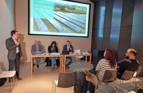Na javni predstavitvi sončne elektrarne Jezerce družba Enery 
predstavlja projekt.