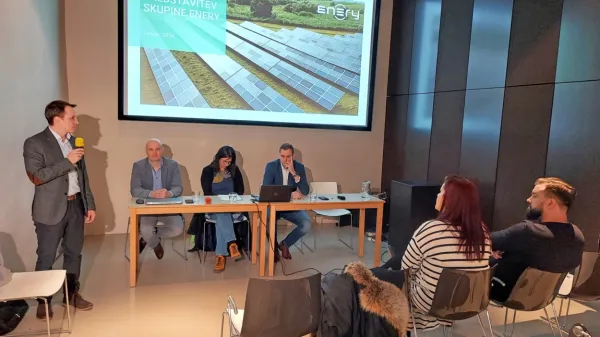 Na javni predstavitvi sončne elektrarne Jezerce družba Enery 
predstavlja projekt.