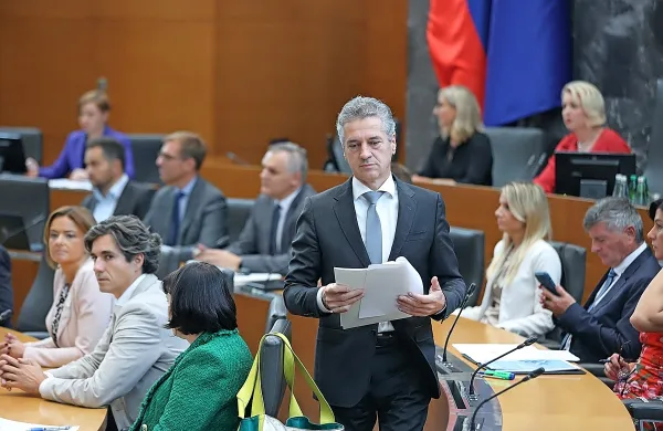 V kabinetu predsednika vlade Roberta Goloba poteka zamenjava 
kadrov v službi za odnose za javnostmi. 