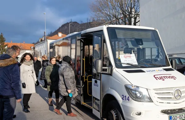 Z dodatno linijo brezplačnih mestnih prevozov so v Postojni zagotovili povezave z nekaterimi ključnimi točkami: 
Postojnsko jamo, podjetniškim inkubatorjem in industrijsko cono v Velikem Otoku ter železniško postajo. 