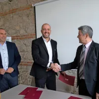 Enoletno pogodbo o izvajanju prevozov je postojnski župan Igor 
Marentič (levo) podpisal s predstavnikoma družbe Nomago Miho 
Tavčarjem in Alešem Mesecem.