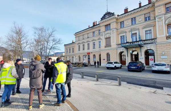 Izvajalci se v teh dneh že intenzivno dogovarjajo, kako uskladiti 
gradbišča na postaji in trgu. 