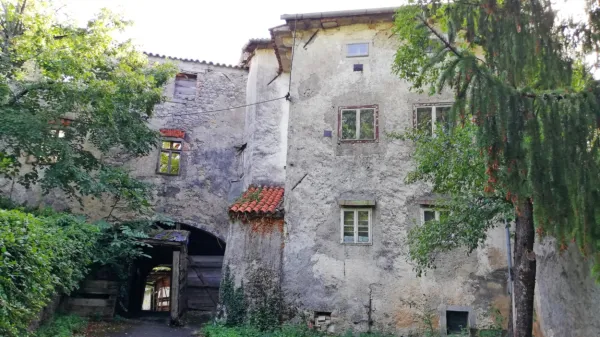 Edinstvena mitnica v Senožečah je dolga leta neslavno propadala. 
Na občini obljubljajo, da bodo v Senožečah končno dočakali 
obnovo in težko pričakovani muzej leta 2025.