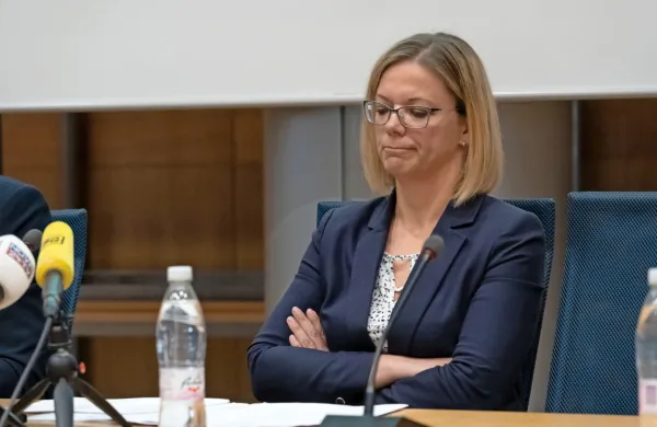 Nekdanja ministrica za javno upravo Sanja Ajanović Hovnik je po odstopu zaposlena na agenciji za kmetijske trge in razvoj. 