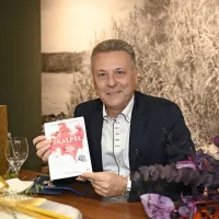 Kirurg Uroš Ahčan v branje ponuja Skalpel, pripoved o življenju in 
delu kirurga.