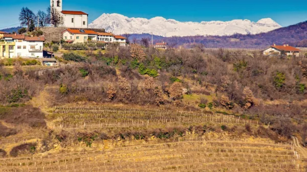 Za Vedrijan se pne mogočno kaninsko pogorje.