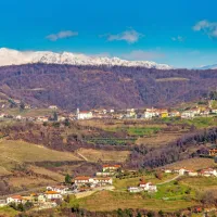Pogled na Snežatno in Kojsko s primorskim očakom Krnom  v 
ozadju

