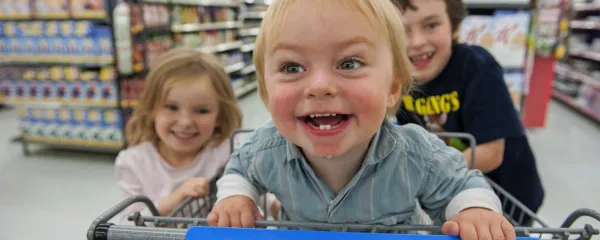 Motnja ADHD se kaže v tem, da je otrok stalno v gibanju in ima težave pri usmerjanju in vzdrževanju miselne pozornosti.