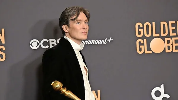 Cillian Murphy s priznanjem za najboljšo glavno moško vlogo na 
letošnji podelitvi zlatih globusov