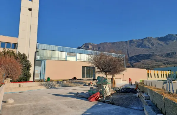 Ajdovski športni center je dočakal prenovo vhodnega pročelja in  dostopne ploščadi pred njim. 