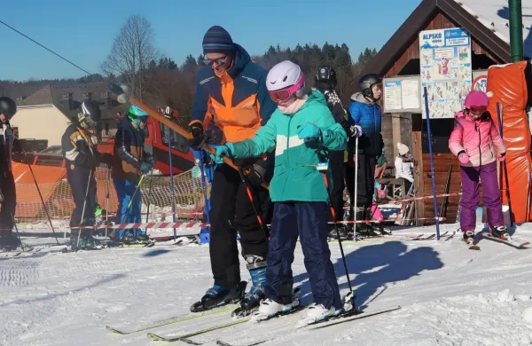 Začetka smučarske sezone na SKI BOR so se najbolj razveselili 
starši in otroci, ki se želijo priučiti smučanju.