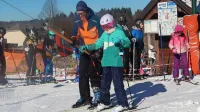 Začetka smučarske sezone na SKI BOR so se najbolj razveselili 
starši in otroci, ki se želijo priučiti smučanju.