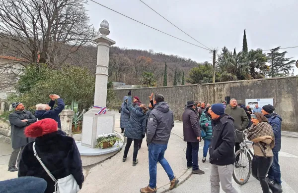Kamnita kalonca spominja na kraj, od koder so romarji iz širše 
goriške regije včasih začenjali strmo pot na Sveto Goro.