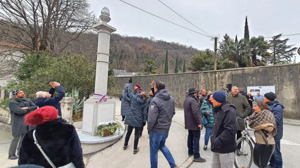 Kamnita kalonca spominja na kraj, od koder so romarji iz širše 
goriške regije včasih začenjali strmo pot na Sveto Goro.