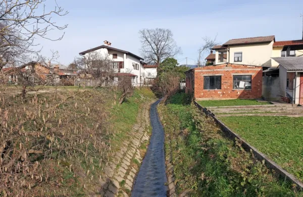 Struge Vrtojbice ne bo treba poglabljati, bodo pa pod cestami in 
javnimi zemljišči uredili odvodni kanal od šempetrskega športnega parka do  čistilne naprave v Vrtojbi.   