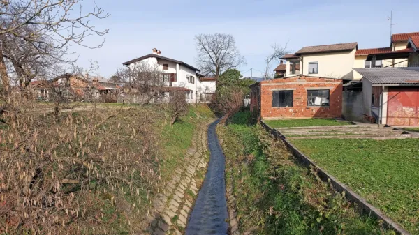 Struge Vrtojbice ne bo treba poglabljati, bodo pa pod cestami in 
javnimi zemljišči uredili odvodni kanal od šempetrskega športnega parka do  čistilne naprave v Vrtojbi.   