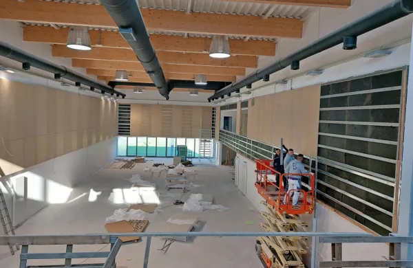 V večnamenski gimnastični dvorani končujejo  zadnja obrtniška 
dela in čakajo na opremo.  