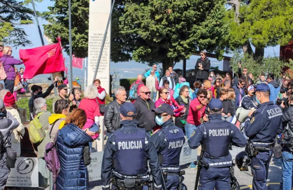 Pred več kot dvema letoma so policijske enote morale varovati 
prireditev SDS v Marezigah.