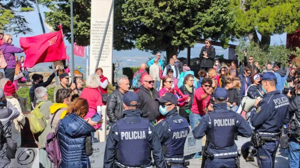 Pred več kot dvema letoma so policijske enote morale varovati 
prireditev SDS v Marezigah.