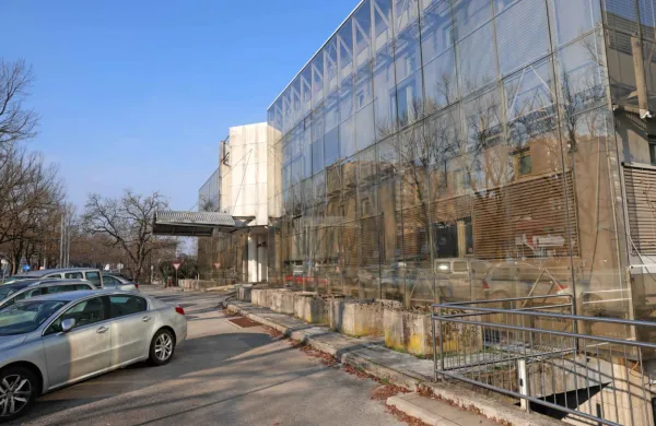 Ministrstvo za pravosodje sploh ni preverilo pravilnost izmere 
površine zapuščenega poslopja na Litijski cesti, ki ga je kupilo od 
Sebastjana Vežnaverja.