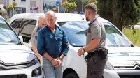 Adriano Petelin (med  pravosodnima  policistoma)  je  v  Koper  prišel  
po svoj  mobilni telefon, ki so mu  ga zasegli  italijanski policisti,  in  
od  takrat  je  v  priporu.   