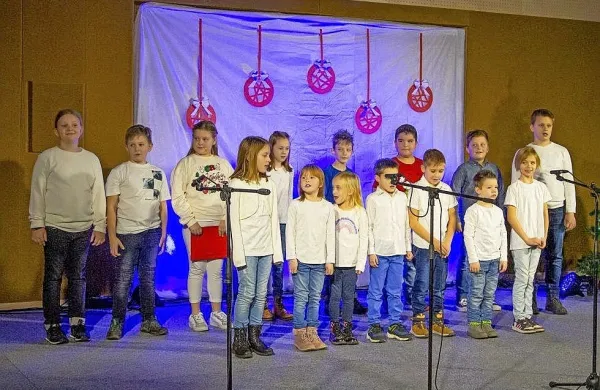 Vseh 15 učencev na prireditvi ob 120-letnici šole v Šmihelu. 