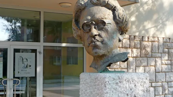 18. marca bo minilo 120 let, kar se je v Sežani rodil Srečko Kosovel. 
Na ta dan bodo v občini prvič praznovali “svoj” kulturni praznik