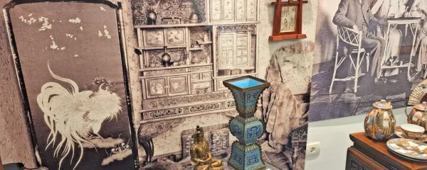 Na razstavi je na ogled  tudi kitajska vaza v obliki obredne posode 
gu.