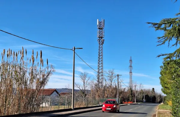 Dobrih 30 metrov visoka bazna postaja mobilne telefonije ob cesti tik pred Pobegi ne kazi le podobe kraja, ampak tudi vznemirja prebivalce, saj se bojijo morebitnih negativnih vplivov na zdravje.  
