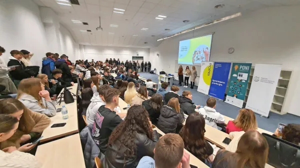 Velika dvorana PTP je ob včerajšnji predstavitvi 45 inovativnih idej že pokala po šivih.