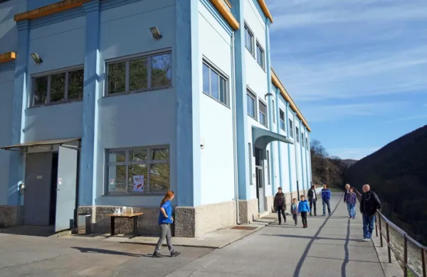 V Anhovem, Desklah in okoliških krajih naj bi februarja iz pip 
pritekla voda iz Mrzleka. 
