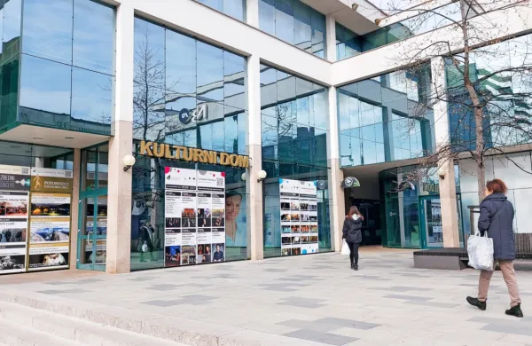 Težav je veliko: kulturni dom je utesnjen, poka po šivih, dvorana je 
potrebna prenove ... Opozorila, da je nov, sodoben center nujno 
potreben, se vlečejo že 15 let.  