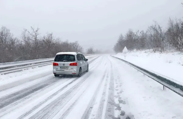 Ko je bila proti Razdrtem zaradi tovornjaka zaprta hitra cesta, so 
vozniki osebnih vozil včeraj spet spoznavali lepote stare ceste čez 
Rebrnice.