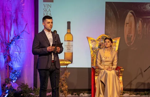 Vinska kraljica Slovenije Sanja Ferjančič je za kraljičino vino 
izbrala pinelo 2023 iz domače kleti, ki jo je predstavil njen brat 
Domen.