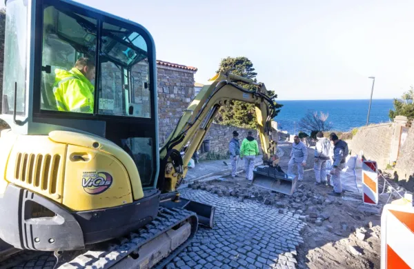  Kocke so odstranili, izkop za polaganje različnih vodov, pa se je 
zaradi slabega vremena že nekoliko zamaknil. 