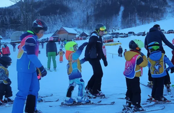  Na SKI Bor z dobro obiskano šolo smučanja bo  do šolskih počitnic 
med delovniki nočna smuka (od 17. ure), med vikendi pa tudi 
dnevna.  