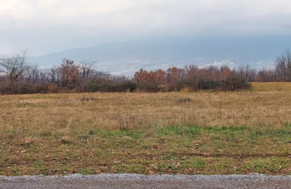 Občina Ajdovščina je na današnji dražbi prodala 22 gradbenih 
parcel v novi stanovanjski soseski Strane na Planini nad Ajdovščino.
