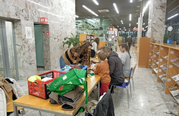 Na prvem ustvarjalnem druženju so v knjižnici skupaj pletli,   risali 
in kvačkali.   