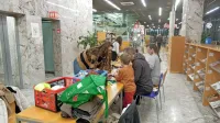 Na prvem ustvarjalnem druženju so v knjižnici skupaj pletli,   risali 
in kvačkali.   